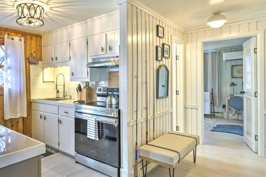 Stylish And Cozy Cabin, Walking Distance To Big Bass Lake Gouldsboro Bagian luar foto