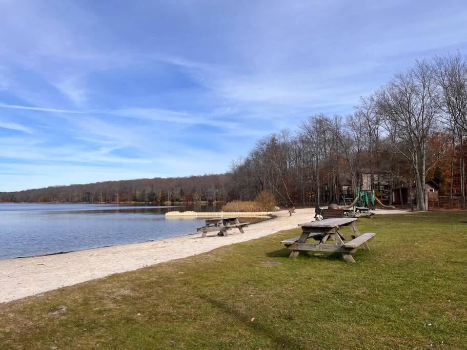 Stylish And Cozy Cabin, Walking Distance To Big Bass Lake Gouldsboro Bagian luar foto